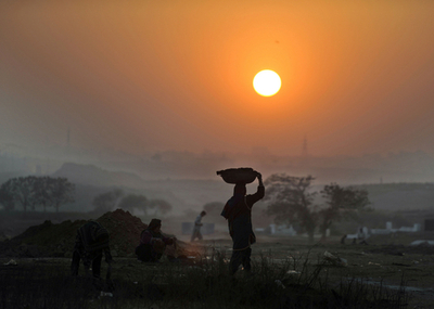 夕日に染まる真冬の農地、パキスタン