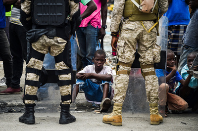 「俯く子供たち」