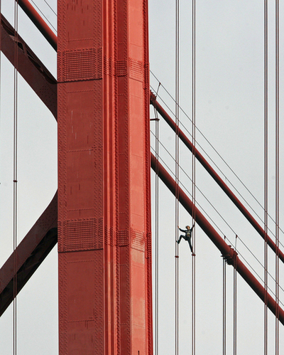 フランスの「スパイダーマン」、ポルトガルの巨大鉄橋に出現