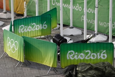 五輪メイン会場で巨大テレビカメラが落下、7人が負傷