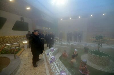 北朝鮮・金正恩総書記、コートと革靴で「女湯」視察という違和感…ぎこちない住民、緊張の湯けむり