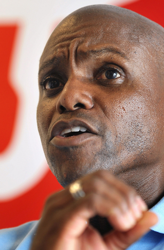 選手たちに反ドーピング運動を呼びかけるカール・ルイス氏