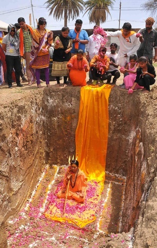 生き埋めで抗議の女性修行者、警察が介入し阻止 インド