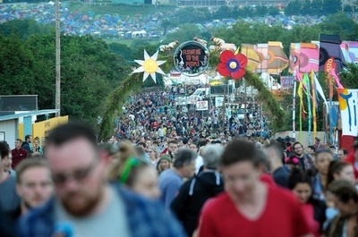 グラストンベリー・フェスティバル開幕！ 会場はぬかるみ状態に