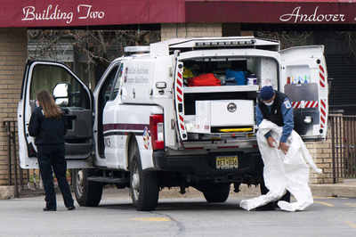 老人ホームで山積みにされた遺体発見、新型コロナ関連か 米