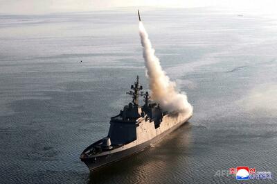 北朝鮮の金正恩氏、最新駆逐艦の試射視察