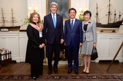 安倍首相が米ボストンに到着、ケリー国務長官と夕食会