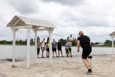 リゾートに響く戦火の爆音、それでも人の姿 ウクライナ東部