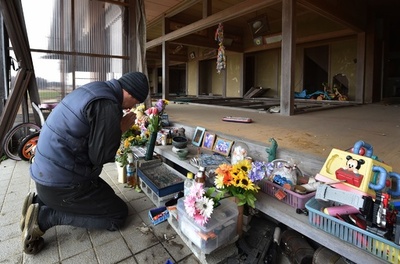 不明の息子を捜し4年、悲しみにとらわれ続ける震災遺族