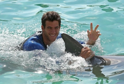 デルポトロら、マイアミのイルカとたわむれる