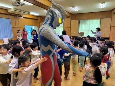 「ウルトラマン基金」被災地支援訪問<br />八丈島の園児とウルトラマンゼロが交流