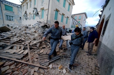 イタリア中部でM6.2の地震、少なくとも10人死亡 建物多数が倒壊