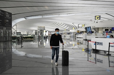 北京発着予定の1255便が欠航、市内の学校も再閉鎖 感染拡大を警戒