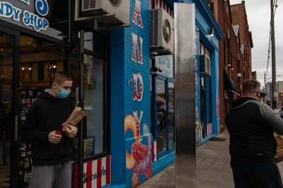 街中にも「モノリス」 米ピッツバーグのキャンディーショップ前