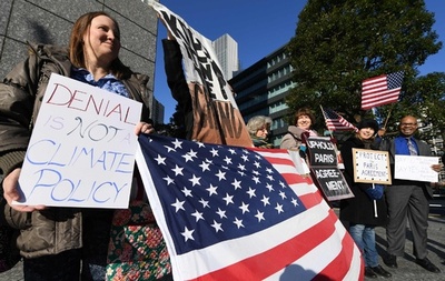 来日中の米国務長官にパリ協定への責任訴え、在日米国人がデモ