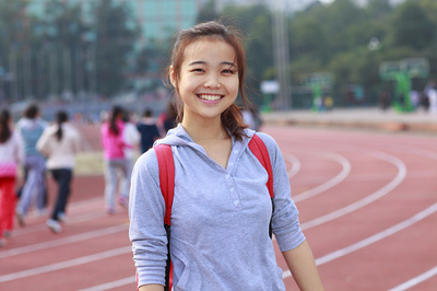 中国で「マイカー通学」する女子高校生が評判に