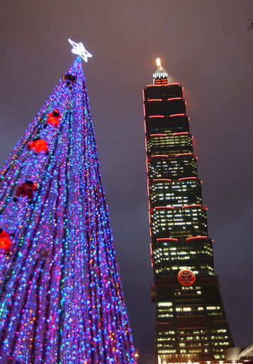 台北のクリスマス、超高層ビルとツリーが背比べ