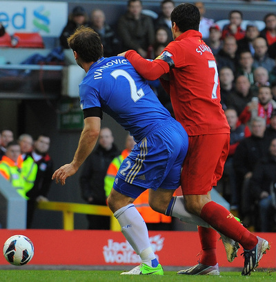 リバプールとチェルシーが引き分ける、同点弾のスアレスがイヴァノヴィッチにかみつく