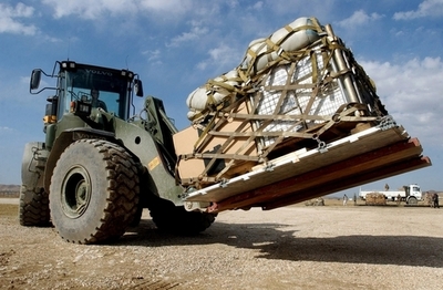 フォークリフトでガソリンスタンドのATM強盗未遂、マレーシア