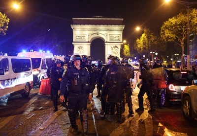 17歳射殺の警官支援の募金、1.5億円超 仏