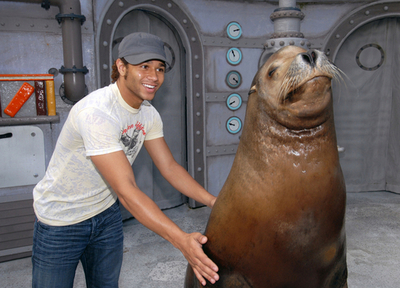 ハイスクール・ミュージカルのコービン・ブルー、アシカと記念撮影