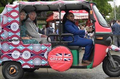 チャールズ国王夫妻、カラフルな電動三輪車で要塞散策 ケニア