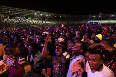 コロナで死亡説の大臣、退院会見もせき止まらず タンザニア
