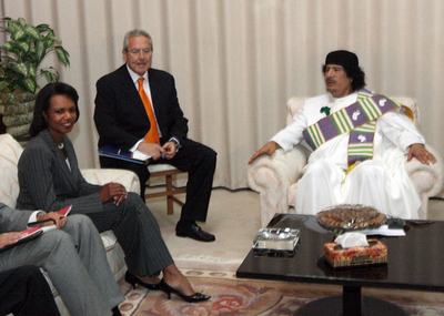 米国務長官、約半世紀ぶりのリビア訪問 カダフィ大佐と会談