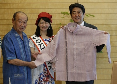 首相に「かりゆし」プレゼント、仲井真知事とミス沖縄