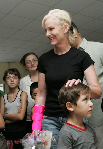＜08米大統領選挙＞マケイン夫人のシンディさん、グルジアの避難民キャンプを訪問