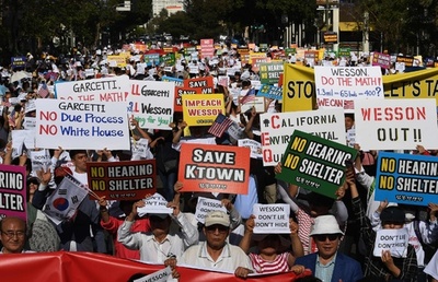 米LAで韓国系住民がデモ、ホームレス向け施設の建設計画に反対