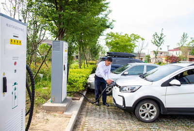 中国の高速道路で電気自動車が「エラい目」に ユーザー急増で「充電の渋滞」が発生