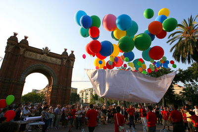 空に浮かぶ紙の船、バルセロナで科学フォーラム開催中