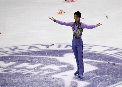 羽生が圧倒的な強さで男子SP首位発進、NHK杯