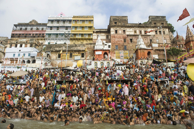 日食見ようと寺院に殺到、女性1人死亡 インド