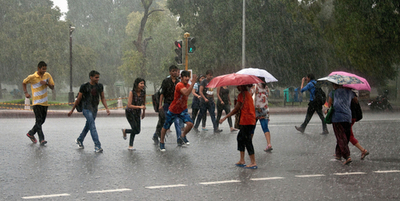 道路で波のプールが楽しめる！モンスーンの大雨に子供は大はしゃぎ