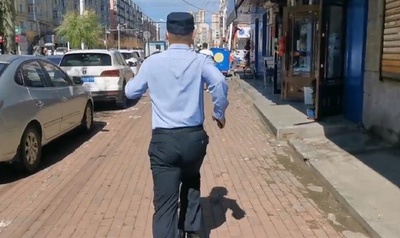 警察官が受験生に臨時身分証明書届けるため激走 中国大学入試