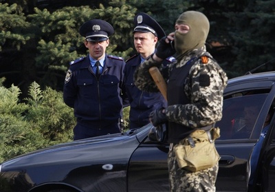 ウクライナ、親露派への軍事行動を再開 「拷問受けた遺体」発見