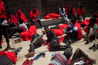地中海で1日に500人近い移民を救出 スペイン