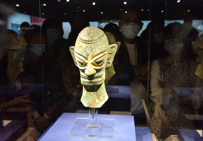 3000年前の2つの銅人像が「合体」 中国・四川の三星堆遺跡で新発見