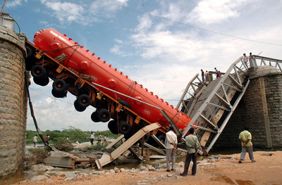 インド、豪雨で橋が崩落