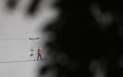 ナイアガラの綱渡りに成功、曲芸一家のワレンダさん