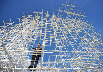 ロンドンに不思議な白い建物出現、日本人建築家が設計