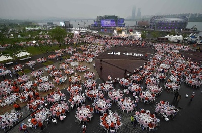 ソウルでサムゲタン振る舞うイベント、社員旅行の中国人ら数千人参加