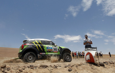 王者ペテランセルが総合首位守る、ダカールラリー