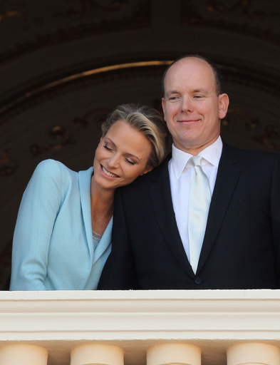 モナコのアルベール公が結婚、元五輪水泳選手と