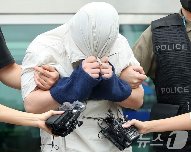 20代の中国人女子留学生を殺害した疑いで逮捕された30代の中国人容疑者が27日午前、逮捕状審査を終えて大邱地裁を出る様子(c)news1