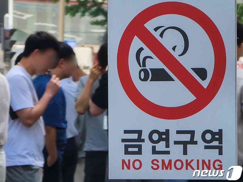 ソウルの通りで喫煙する市民(c)news1