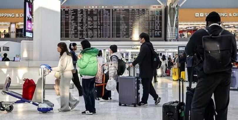 成田国際空港第2ターミナル出発ロビーを行き交う旅行客(c)news1