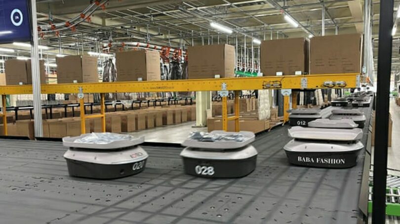指定された目的地に向かって自動で商品を搬送・分類する「AI自律物流ロボット（AAGV）」＝BABA FASHION(c)KOREA WAVE